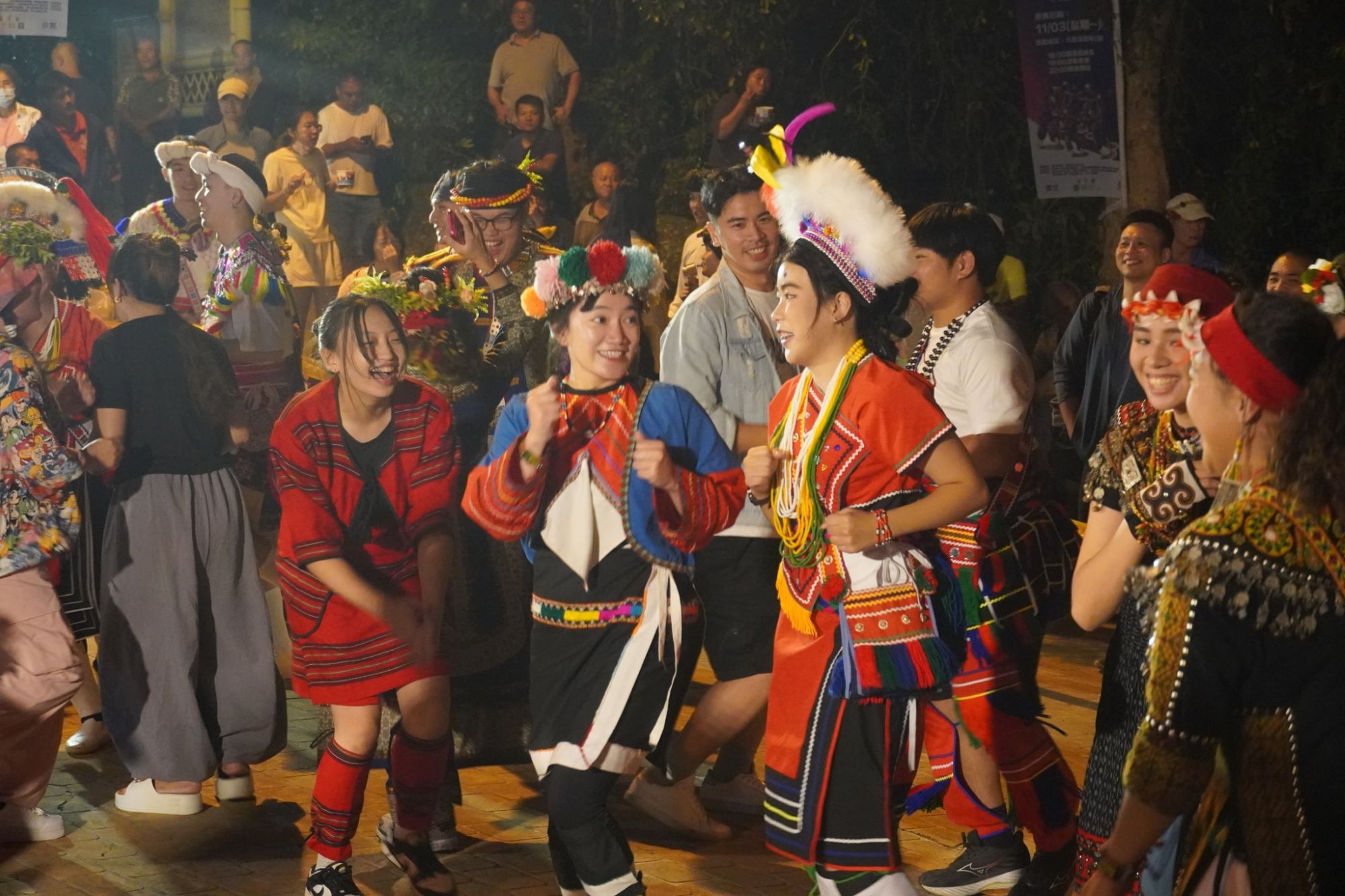 NUTN faculty and students participate in the Taivoan night ceremony and cultural exchange activities in the Liuchongxi community