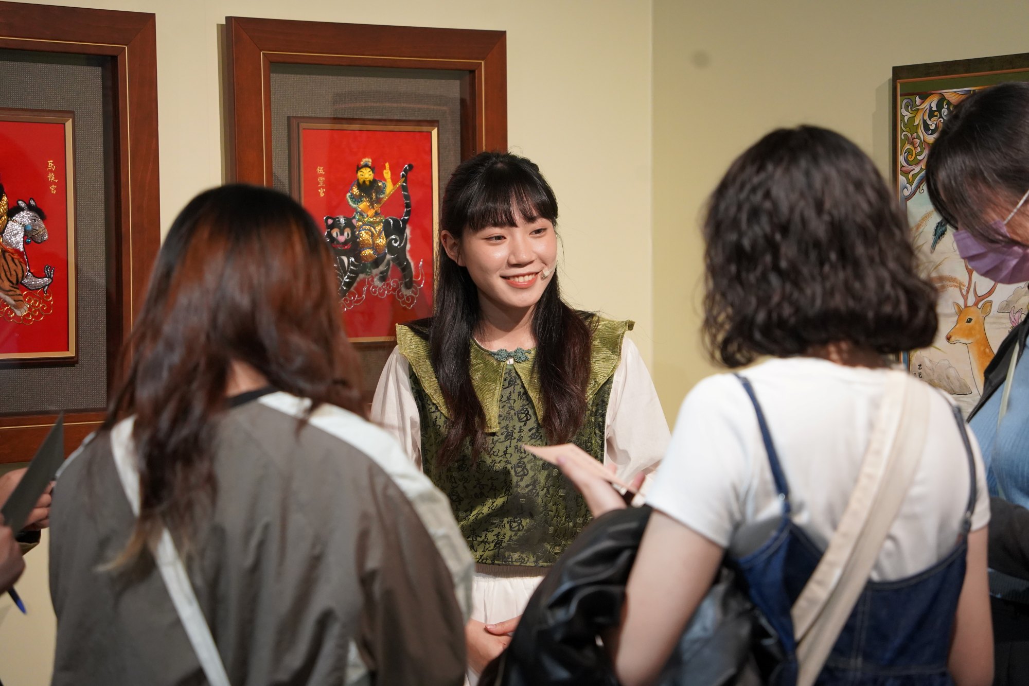 Students participate in cultural translation and performance activities involving traditional crafts in a museum setting