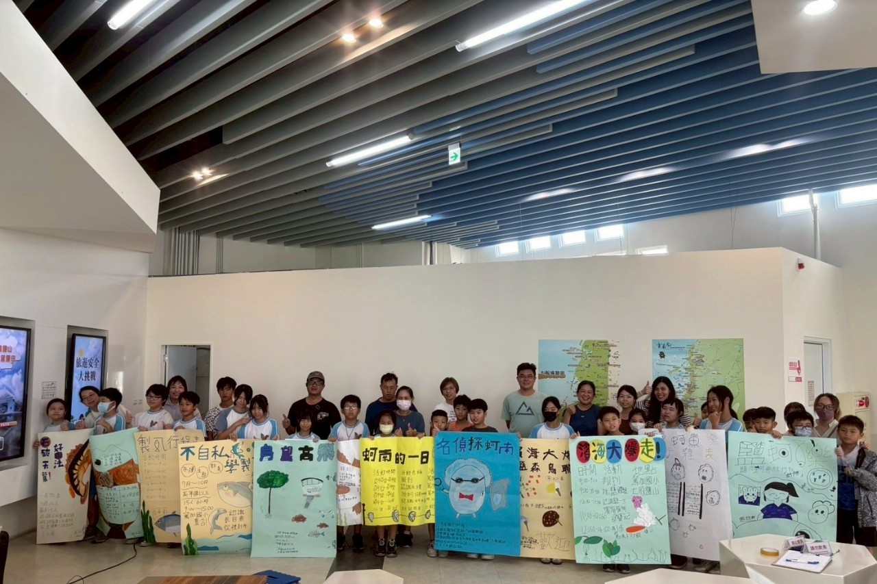 篤加國小學生於戶外教育成果發表會中，展現主題式學習成果與對七股在地文化的理解與創意詮釋。.jpg