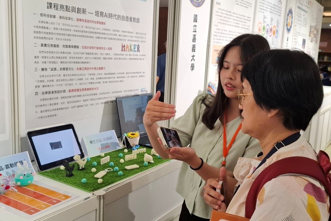 南大學生解說展覽內容，展現AI與STEAM教育結合的教學實踐成果。.jpg